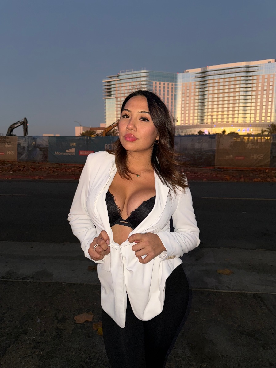 Take a pause and enjoy Ali Cruz — streaming from Ciudad Juarez