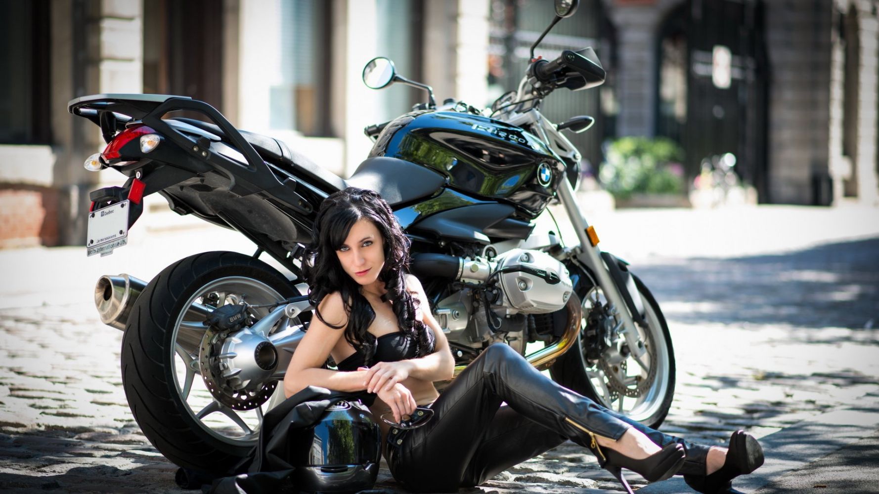 European women on bikes in Ciudad Juarez